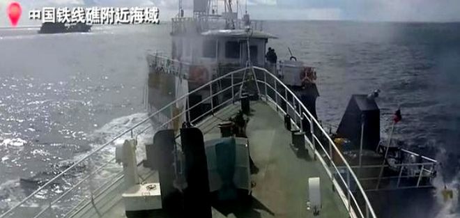 转向砰的一声被海警船撞到漂移中菲铁线礁大战菲船被喷得晕头(图1)