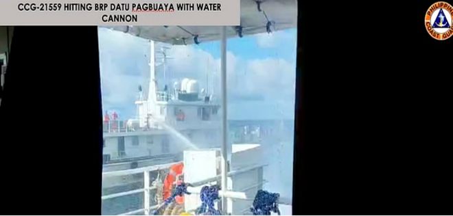 转向砰的一声被海警船撞到漂移中菲铁线礁大战菲船被喷得晕头(图2)